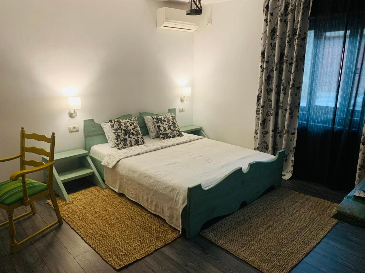 Hotel Casa "La Moara Din Gradina" Eftimie Murgu Esterno foto