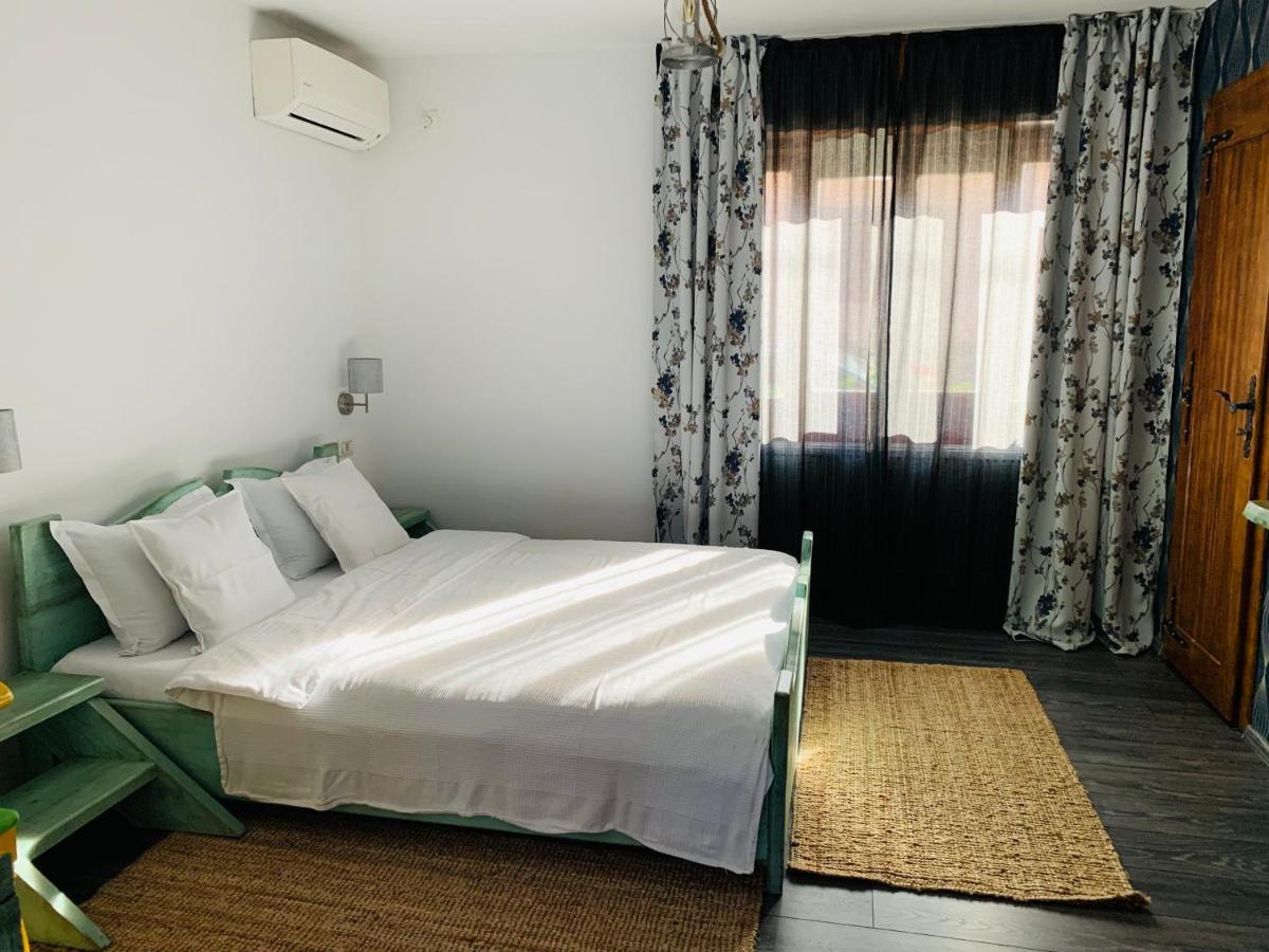 Hotel Casa "La Moara Din Gradina" Eftimie Murgu Esterno foto