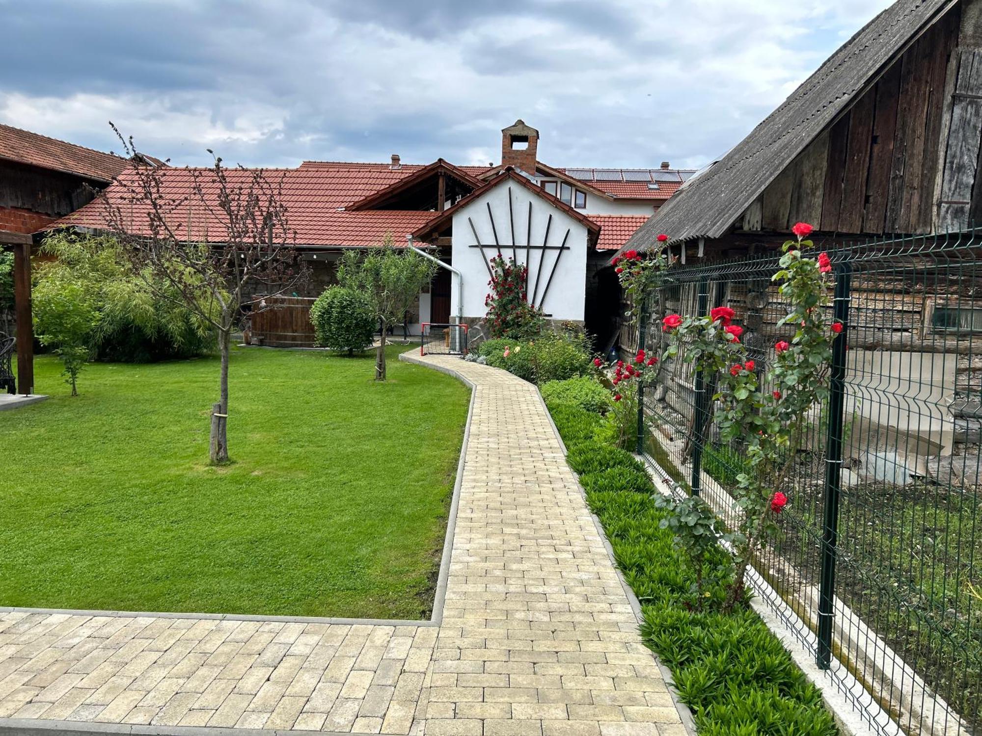 Hotel Casa "La Moara Din Gradina" Eftimie Murgu Esterno foto